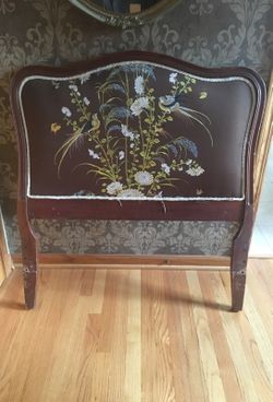 Beautiful vintage headboard. Fits twin bed
