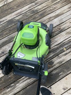 Greenworks 60 V lawnmower And one battery