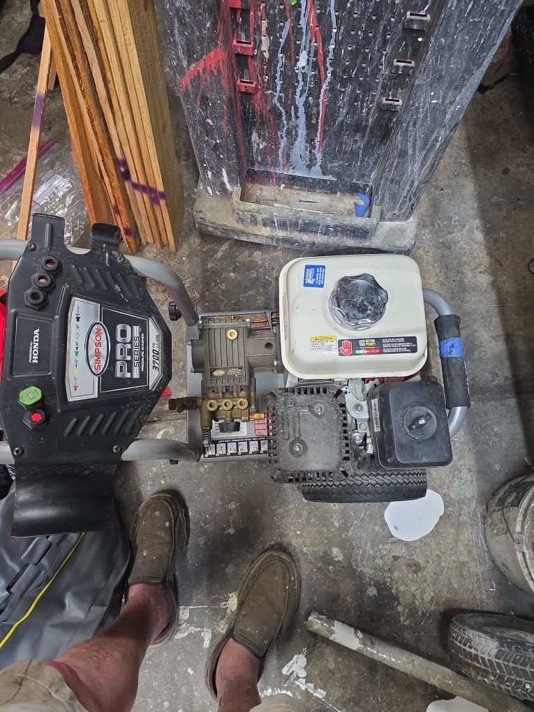 Simpson Pro Series 3700 PSI 2.5 GPM Pressure Washer Honda Motor GX300