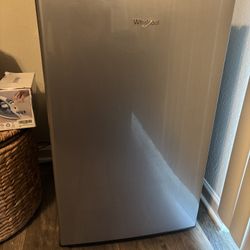 Whirlpool Mini Fridge w/ Freezer 