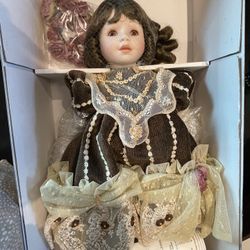 Porcelain Doll Collection Mundia