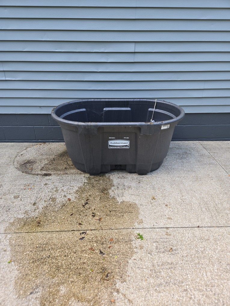 100 Gallon Rubbermaid