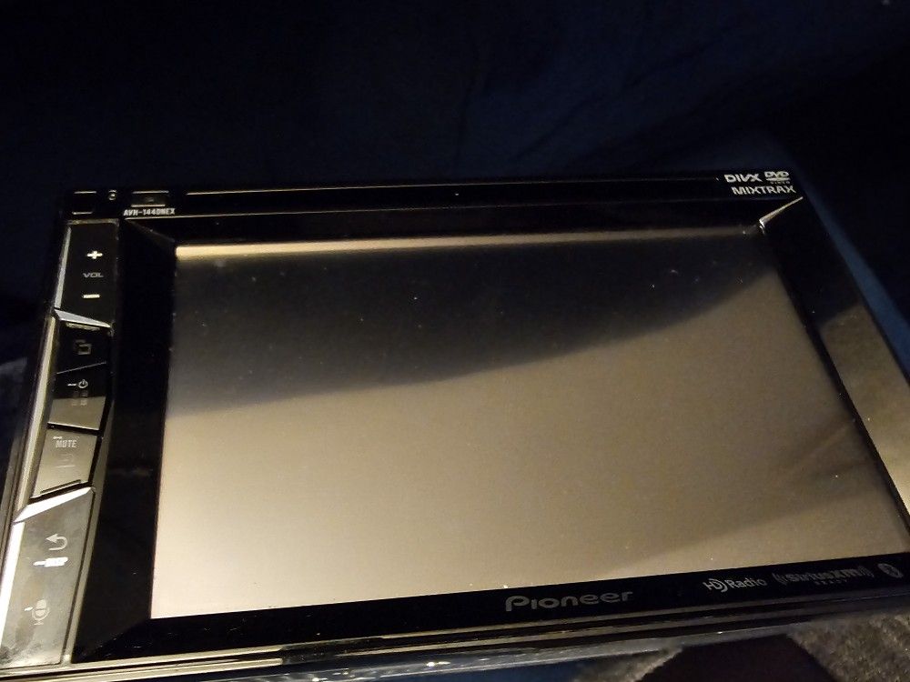 Pioneer Stereo Avh1440nex And Speaker 6x9 for Sale in Kent, WA OfferUp