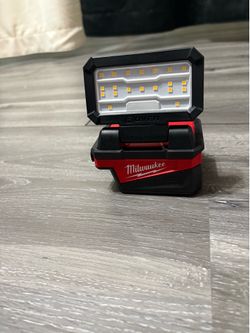 Milwaukee M-18 Compact Folding Flood Light / USB Charging 2359-20