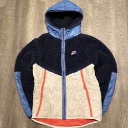 Nike Heritage Essentials Winter Fleece in Medium