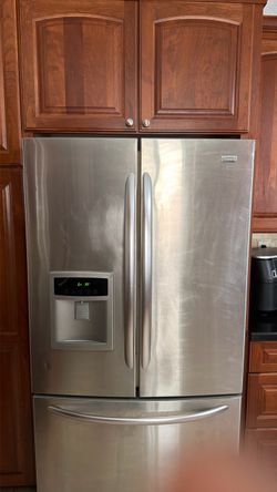 Beautiful, very well-kept Kenmore Elite stainless steel French door refrigerator