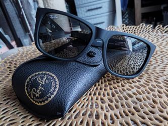 Authentic Ray-Ban Justin Sunglasses w/ Case 🕶️