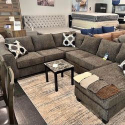 U Shape Sectional. 🚚WE DELIVER🚚