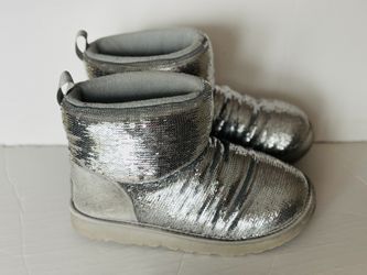 UGG BOOTIES SIZE 6
