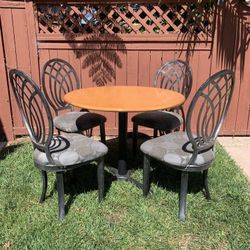 Circular Table With Four Chairs And Pedestal Base 
