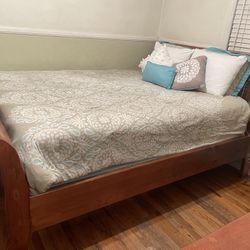 Queen Bed With Dresser And Mirror