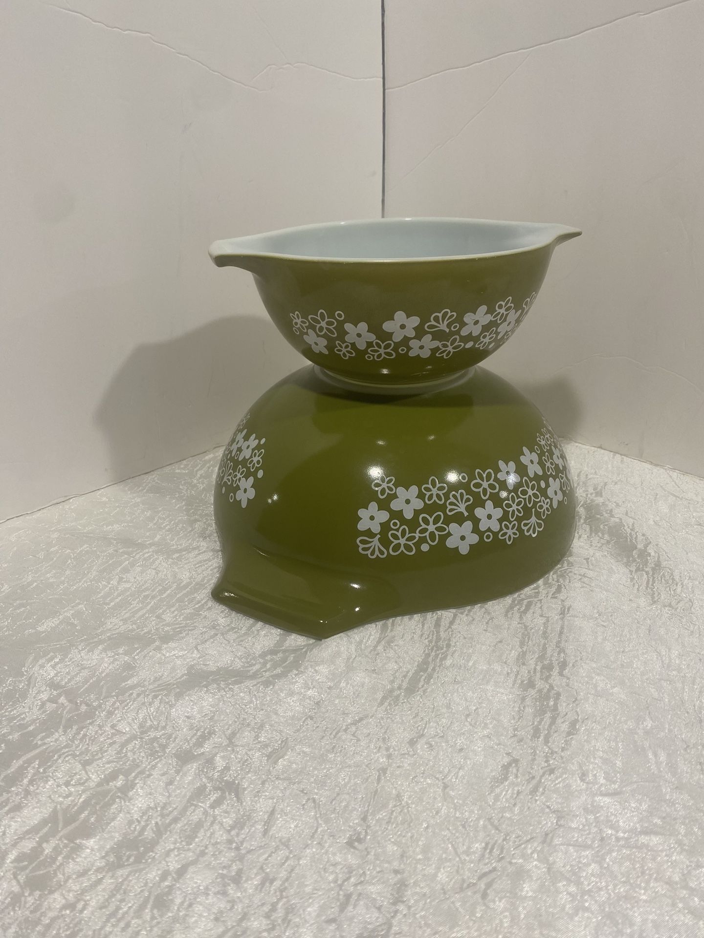 Vintage 1970's Pretty Spring Blossom Green Bowls. Good Vintage Used Condition (4qt and 1qt)