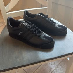 RARE All Black Adidas Men’s Samoas!!