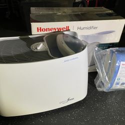 Honeywell Cool moisture Humidifier With Extra New Filters