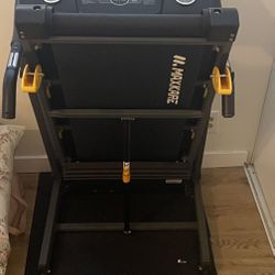 Like New Treadmill Barely Used with Heart Monitor And Preset Settings And Incline