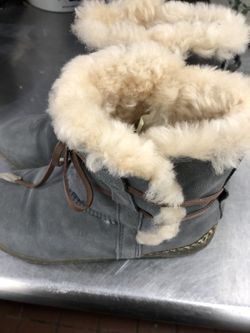 Women UGG moccasins boot size 8