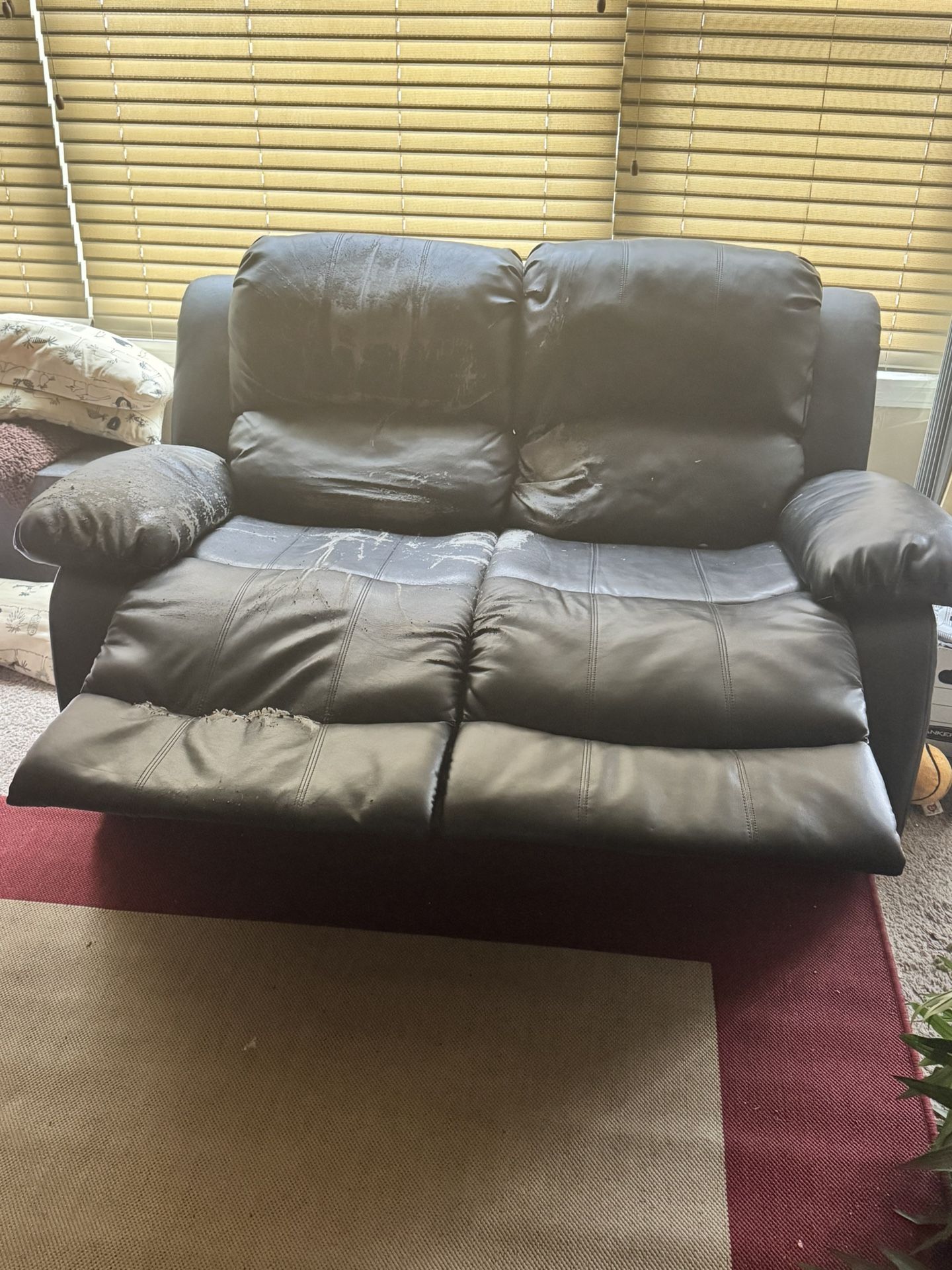 2 SEATER RECLINING LOVESEAT IN BLACK LEATHER WITH BOTH SEATS LYING FLAT TOO IF NEEDED