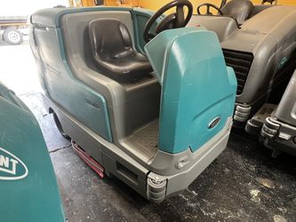 Tennant T17 Rider Floor Scrubber 