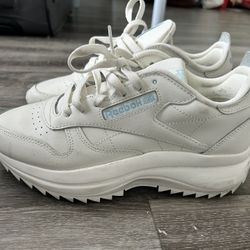 Women's Reeboks Size 8 - LIKE NEW - White Classic Leather Running Shoes