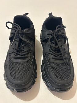 Lightweight black women's safety-toe work shoes, size 38 (7 1/2).