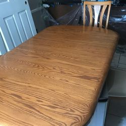 Kitchen table solid Oak. Amish made. 2 leafs and 6 chairs.