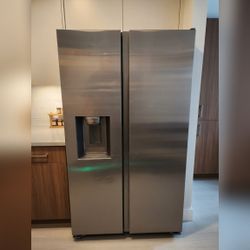 Like New Stainless Steel Side-by-Side Refrigerator, Ice and Water Dispenser – Valrico, FL