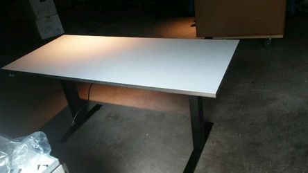 Human scale electric adjustable desk