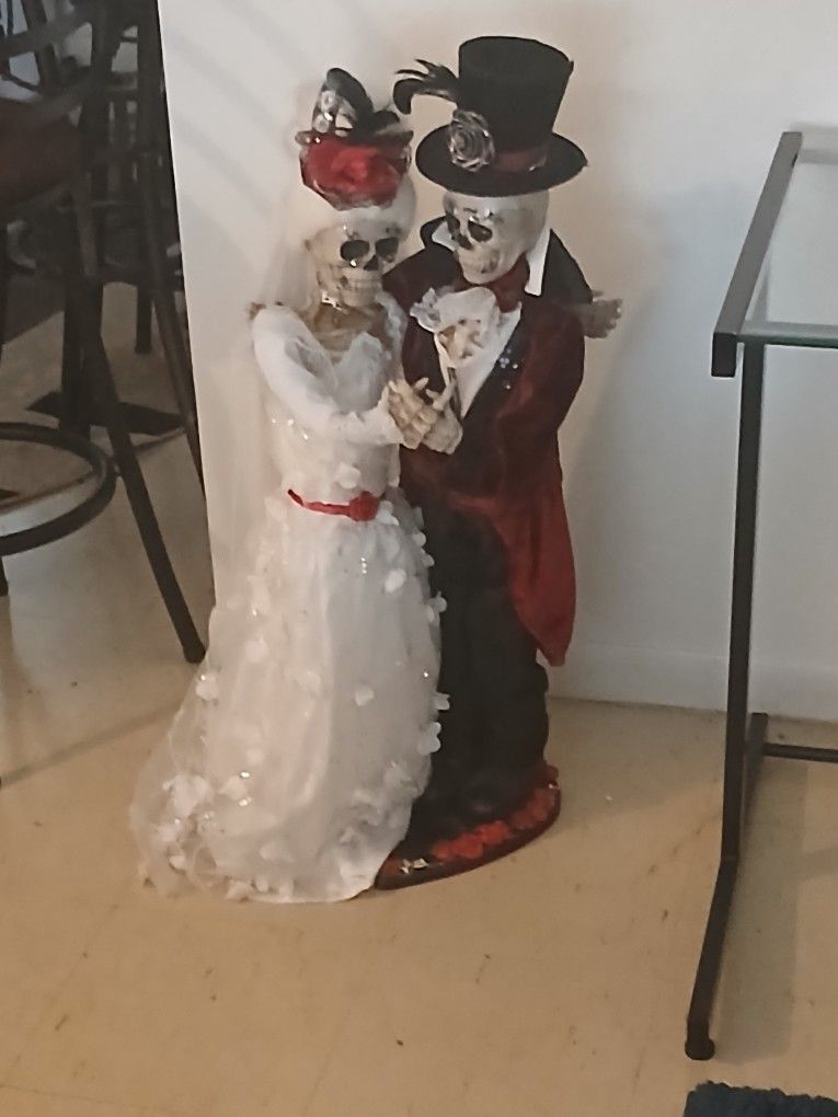 Skeleton Wed Statues