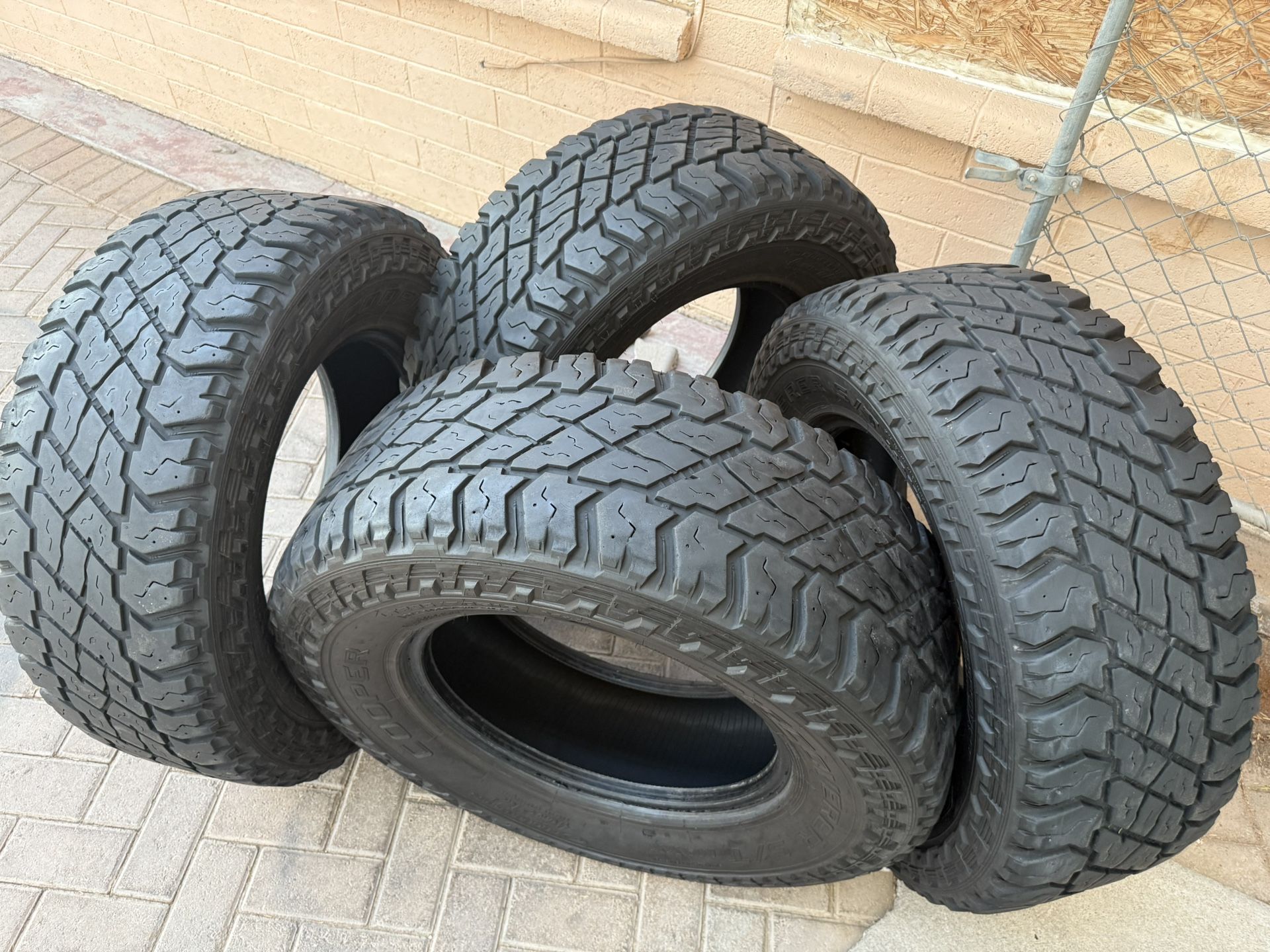 LT295/70/R18 COOPER DISCOVERER Tires Set