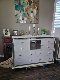 Dresser set -like new