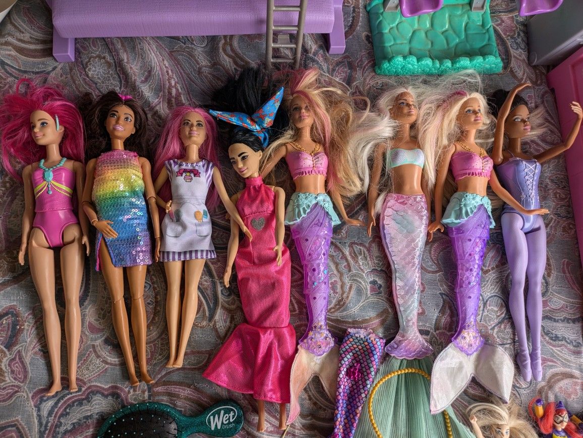 BARBIES AND BARBIE ACCESSORIES * FREE BARBIE HOUSE*