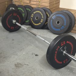 Bumper Plate Barbell set 260 lbs of weight and 45lb Olympic Bar  🏋🏽‍♂️10lbs (2x)  🏋🏽‍♂️15lbs (2x) 🏋🏽‍♂️25lbs (2x) 🏋🏽‍♂️35lbs (2x) 🏋🏽‍♂️45lbs