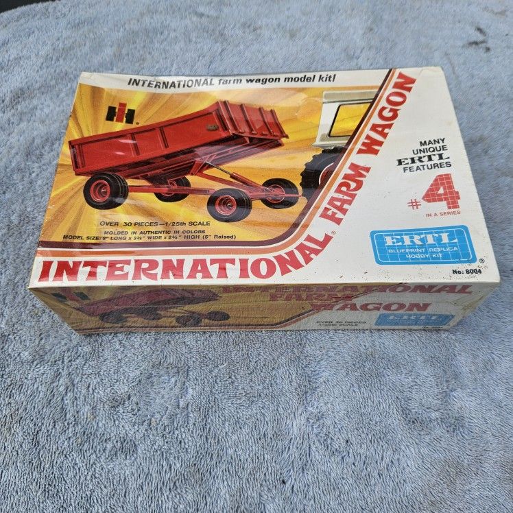 International Farm Wagon plastic model 