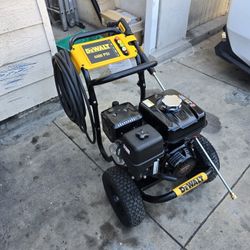Dewalt 4400 PSI 4.0 GPM Cold Water Gas Pressure Washer with HONDA GX390 Engine