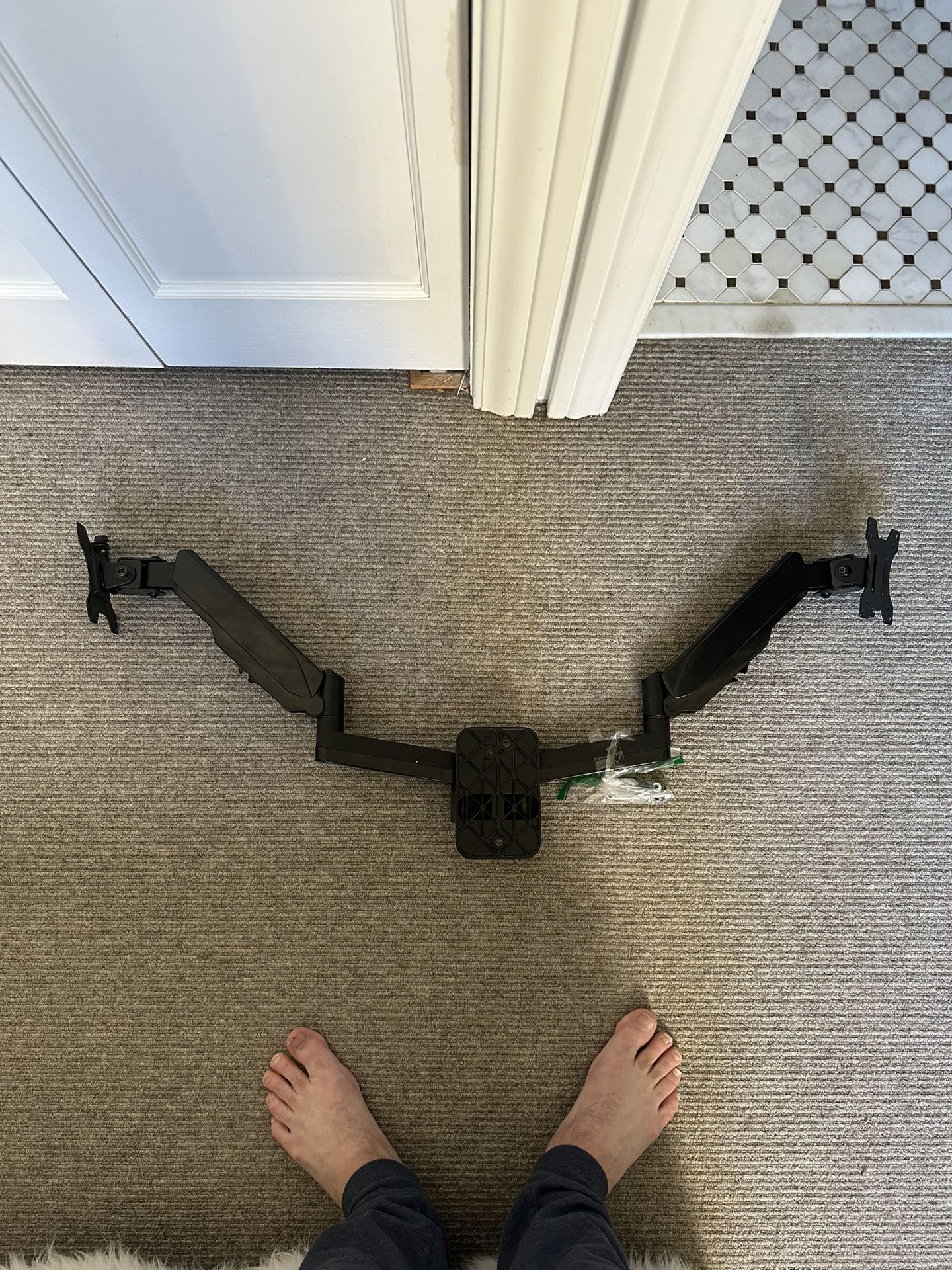 Dual monitor arm