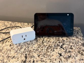Amazon Alexa Echo Show + Amazon Smart Plug Bundle