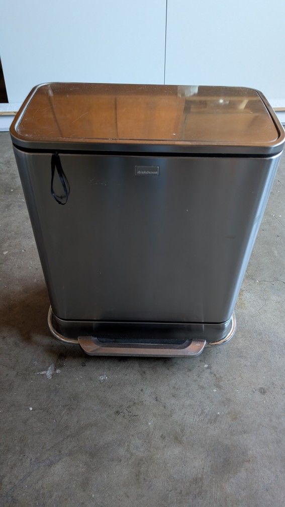 Simple human Trashcan