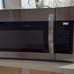 Frigidaire 1.8-cu ft 29.88-in Over-the-Range Microwave (Fingerprint Resistant Stainless Steel )