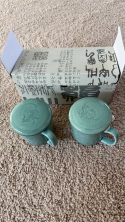 Tea cups with infusers set