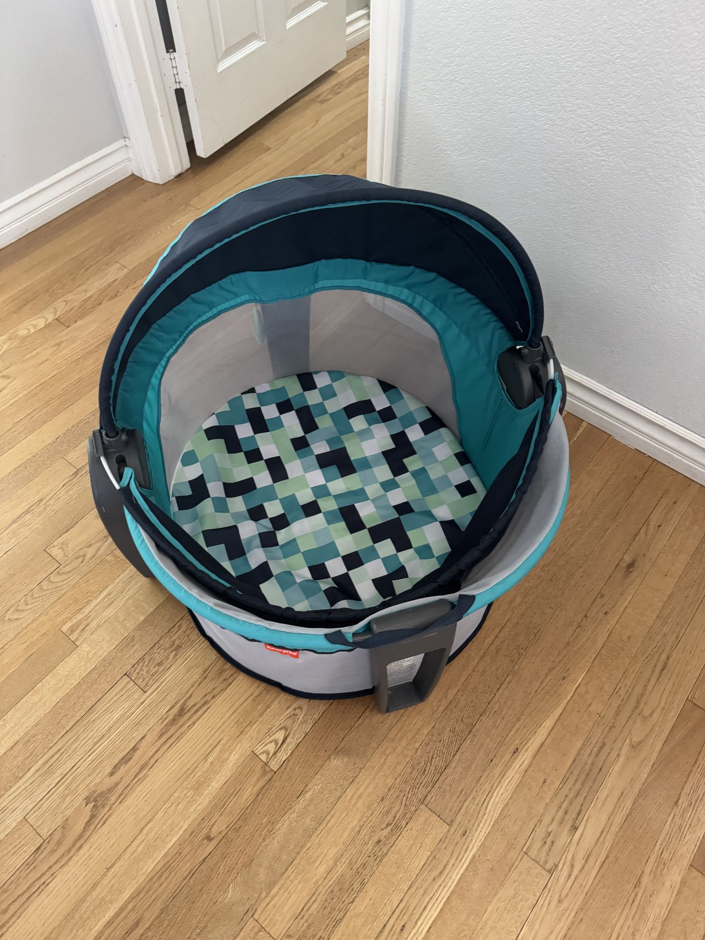 Fisher-Price On-the-Go Infant Dome Portable Bassinet and Play Space
