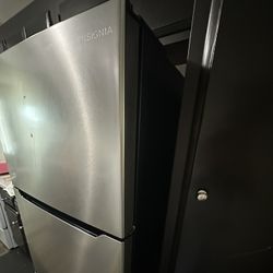 Insignia Top freezer refrigerator With Energy Star Certified -stainless Steel 