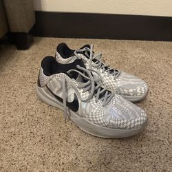 Kobe 5 Zebra PE size 13 lightly used