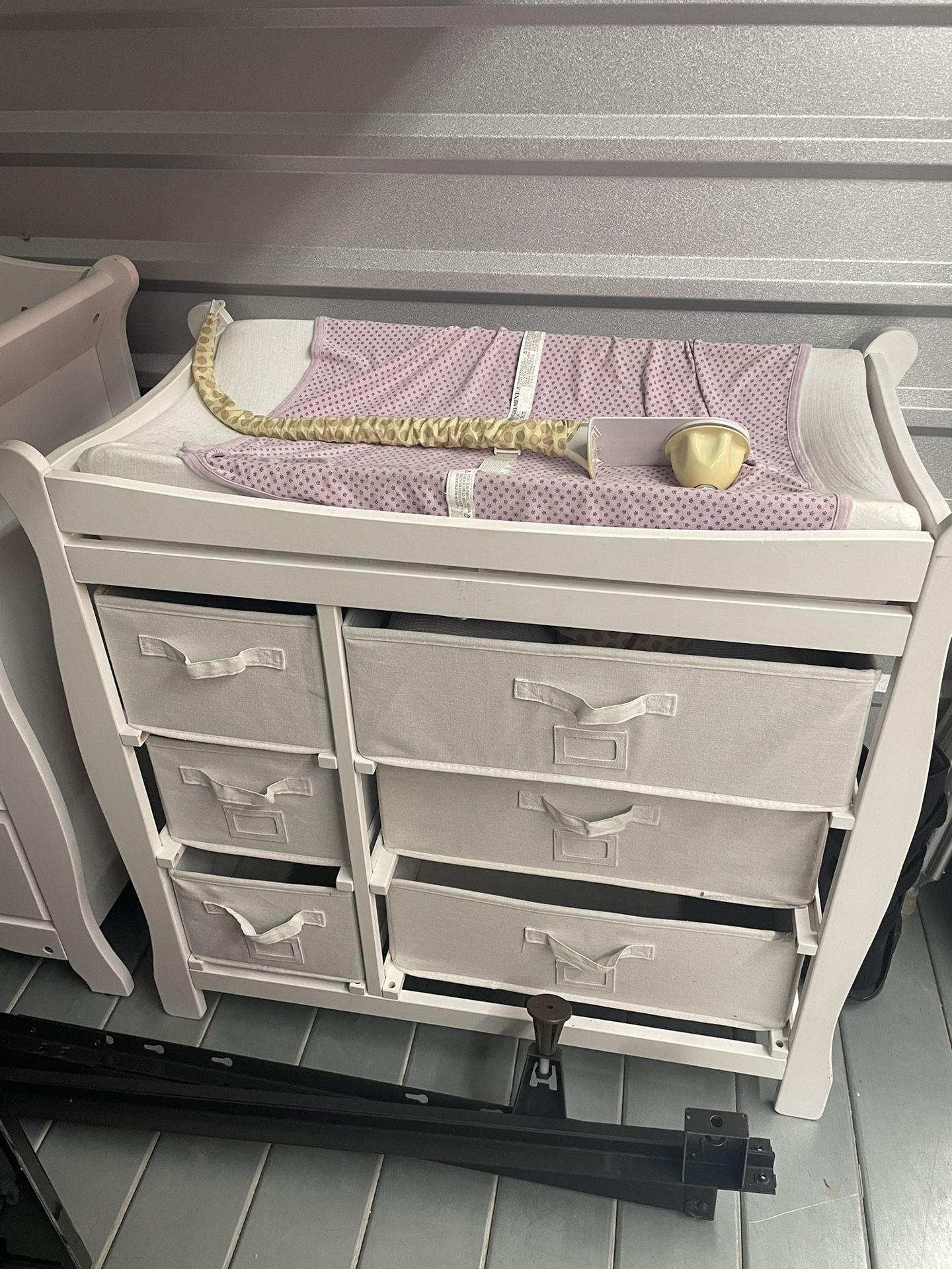 BABY CHANGING TABLE
