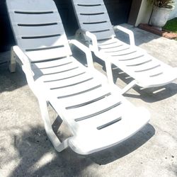 Pair 2 Outdoor White Resin Pool Lounge Chairs