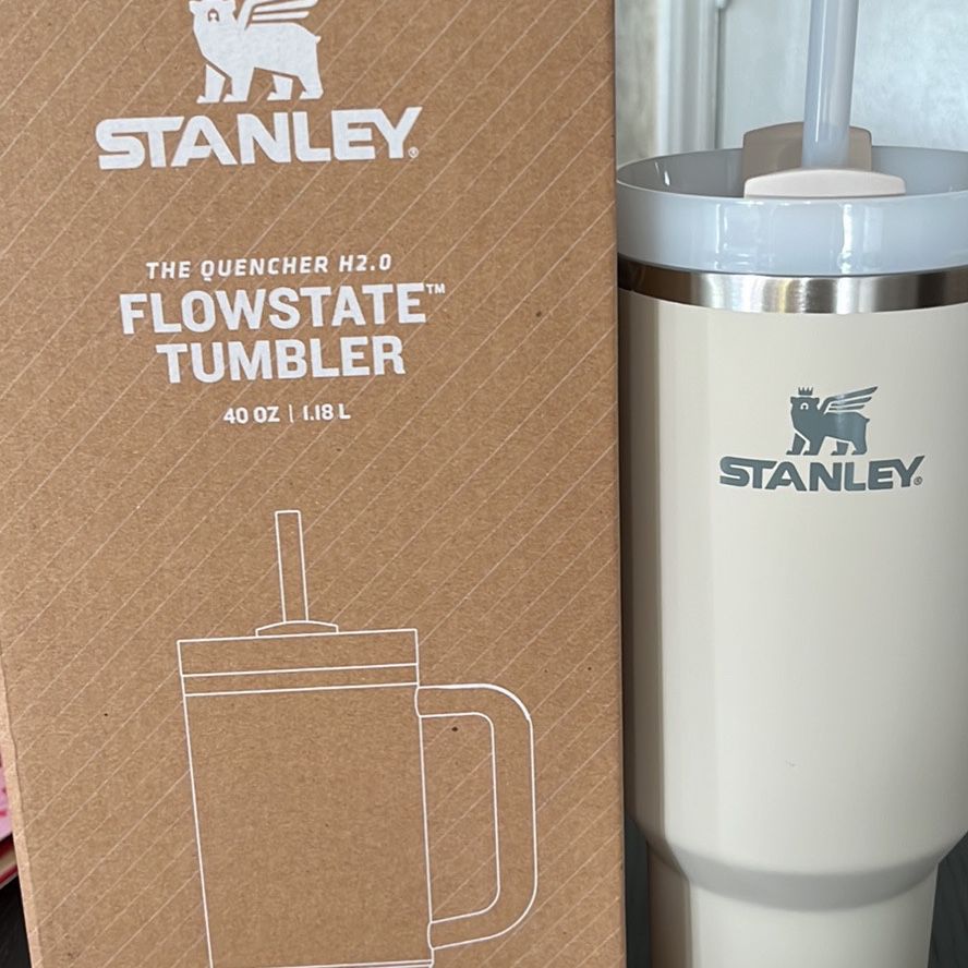 New Stanley Quencher H2.0 Flowstate 40oz Tumbler Poolside Blue Ombre for  Sale in Scottsdale, AZ - OfferUp