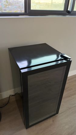 Beverage fridge/ mini fridge