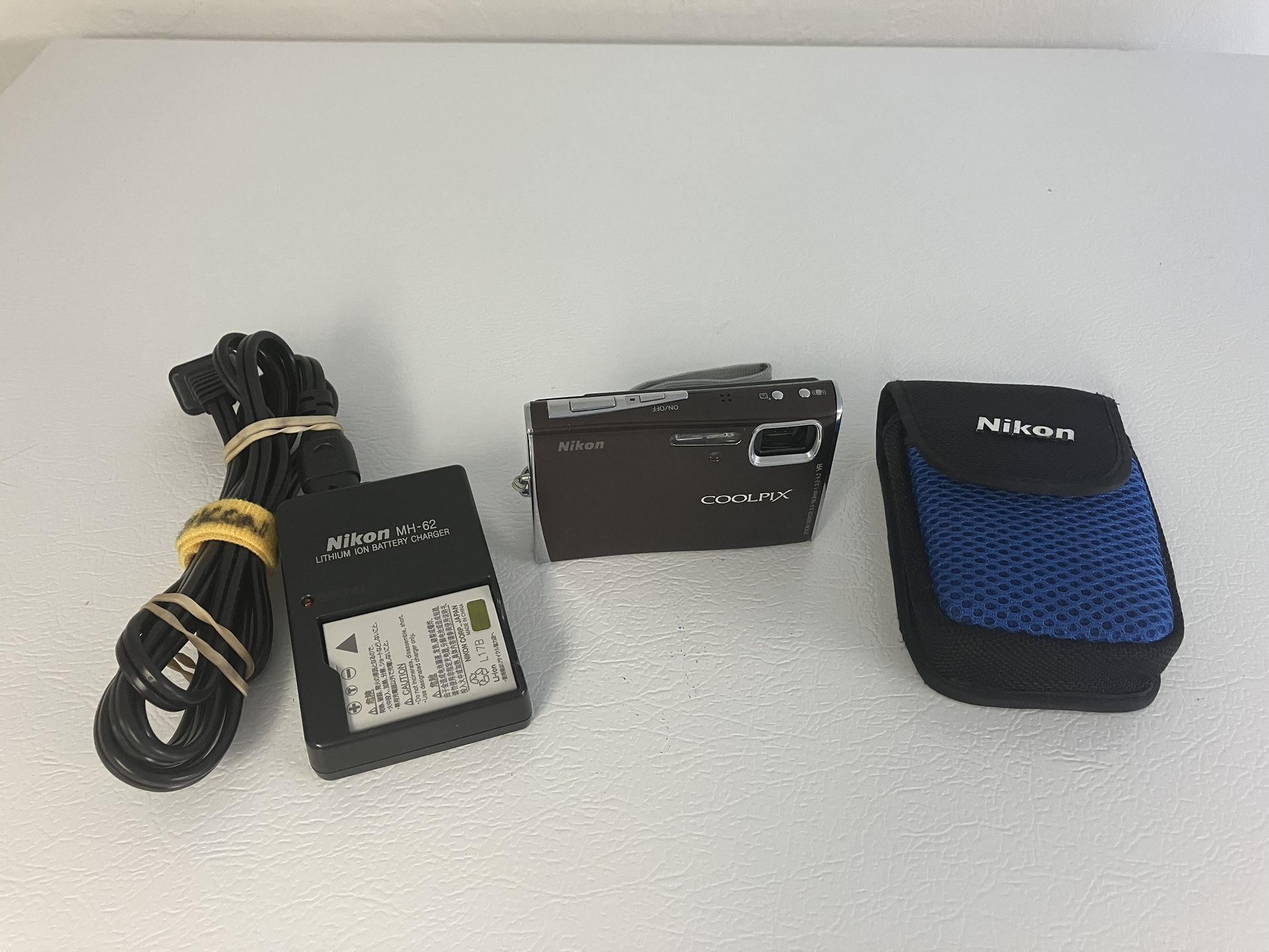 Nikon COOLPIX S50 7.2MP Digital Camera w/ 2GB SD Card Battery Charger & Case Brown Tested Working