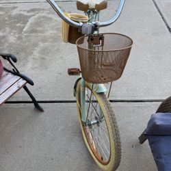 Huffy womens Cruiser Bike (about 13 Years Old) Only Road A Hand Full Of Times