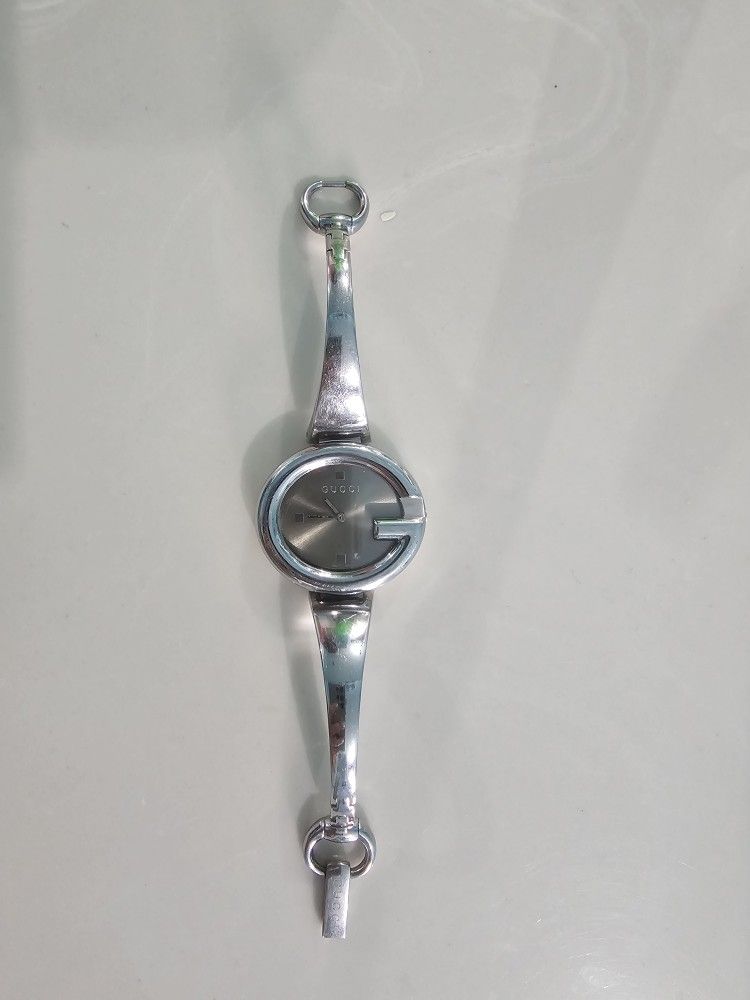 Gucci Women’s Silver Bangle Watch – Vintage, Elegant