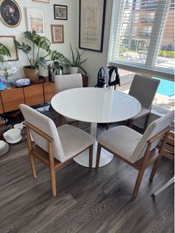 White around Table with 4 Chairs Set